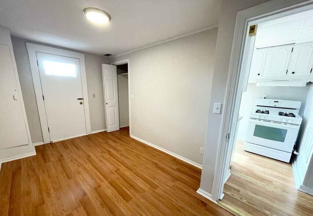 Building Photo - 103 Buttonwood St