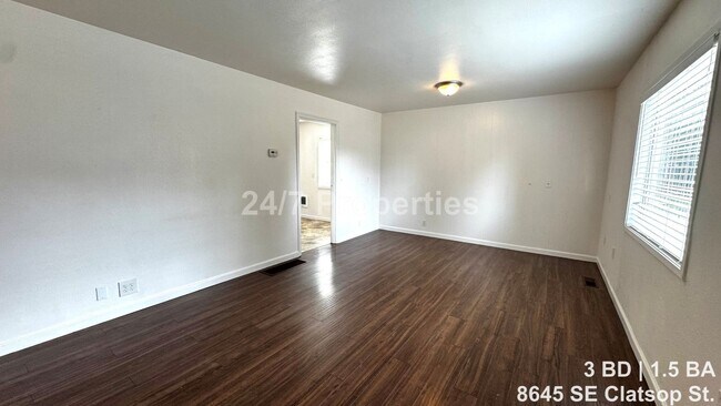 Building Photo - Bright 3BD I 1.5BA Home w/ Large Yard - SE Portland