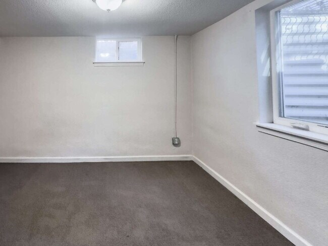 Building Photo - "Spacious 5-Bedroom Gem on Locust Street – 2,053 Sq. Ft. of Comfort in Denver's Heart!"