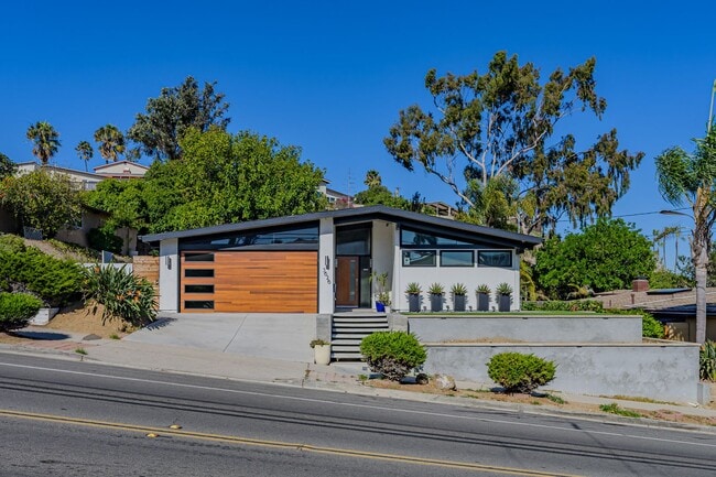 Building Photo - Luxurious Modern Living in the Heart of San Diego with Solar!