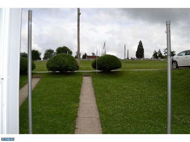 Building Photo - 825 Maple Ave