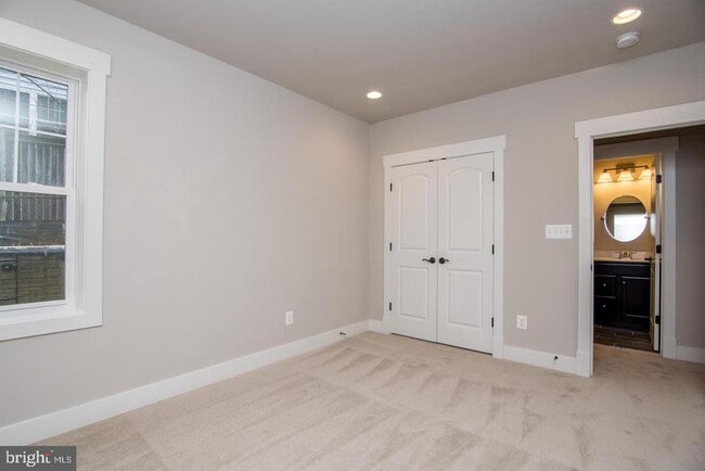 Building Photo - 6928 Regent Ln