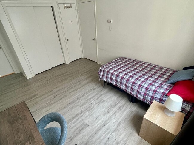 Building Photo - Cute Furnished West Campus Condo