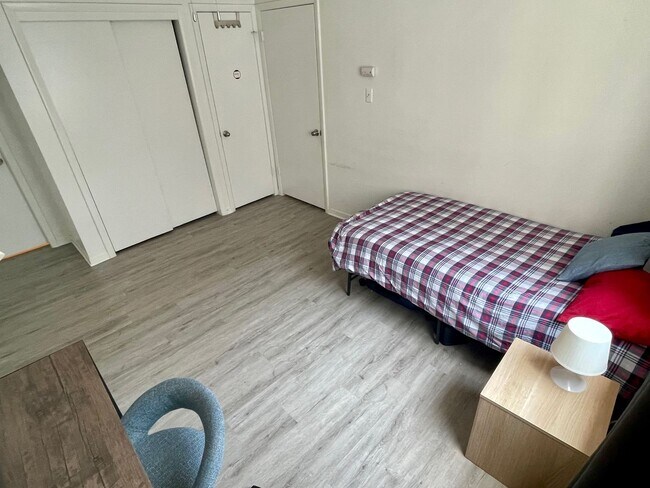 Building Photo - Cute West Campus Condo