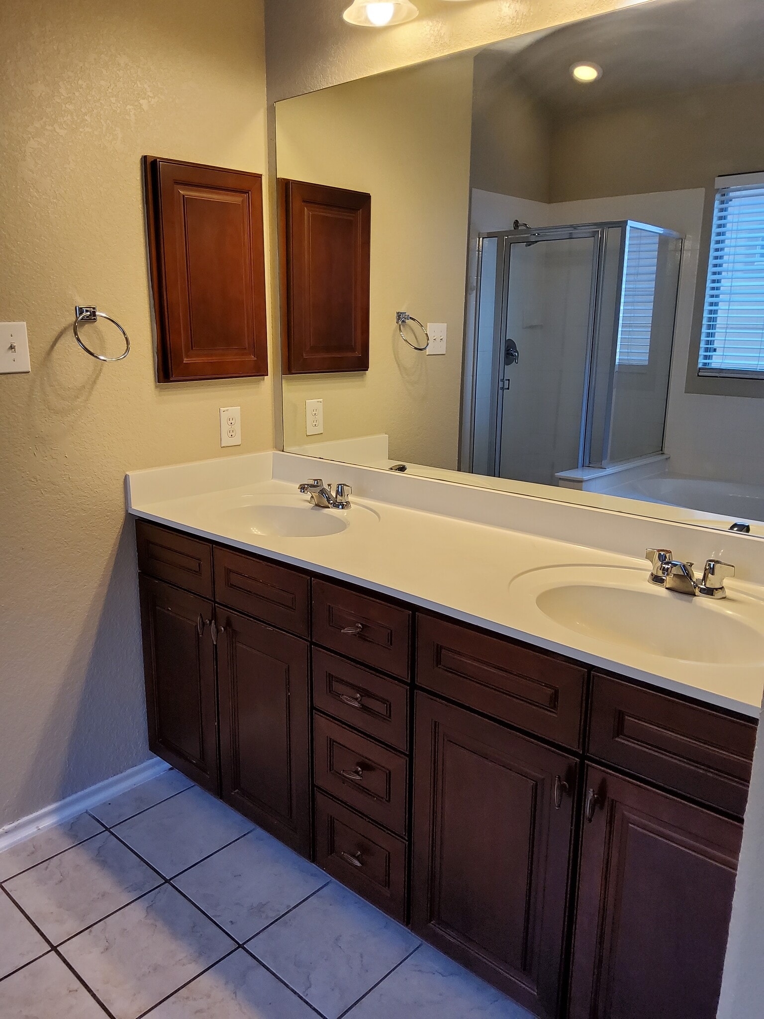 Master double vanity - 1310 Cresswell Cv