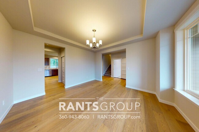 Building Photo - Beautiful Home! Easy JBLM Commute!