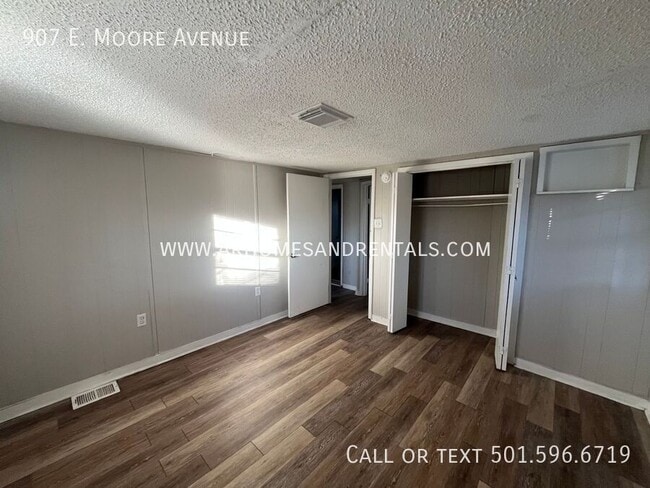 Building Photo - 907 E Moore Ave
