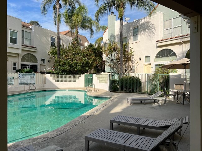 Building Photo - 5455 Sylmar Ave