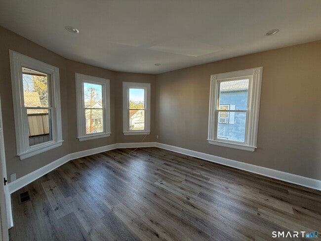 Building Photo - 24 Breckenridge Ave