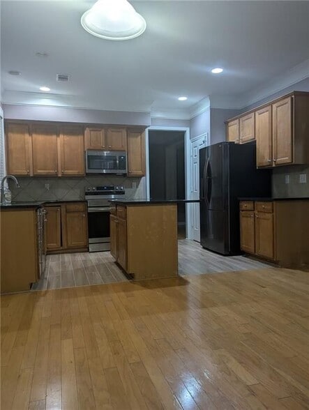 Building Photo - 815 Earlham Dr