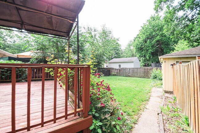 Building Photo - 3 bed 1 bath Duplex in Portage