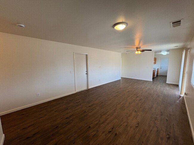 Building Photo - Spacious Home Near Shopping Center Rent Re...