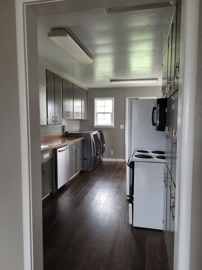Building Photo - Adorable 3 bedroom 1.5 bathroom house for ...