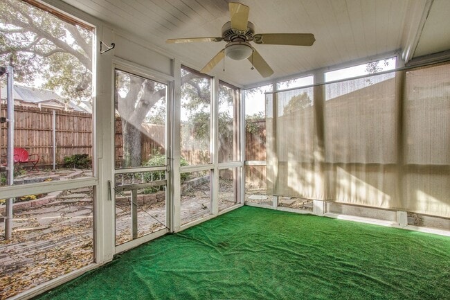 Building Photo - 3 Bedroom Duplex - Updated and Bright - Av...