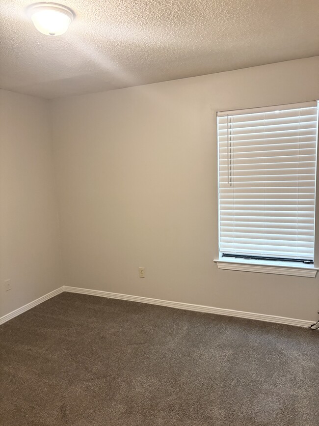 Building Photo - 8180 Stonebrook Dr