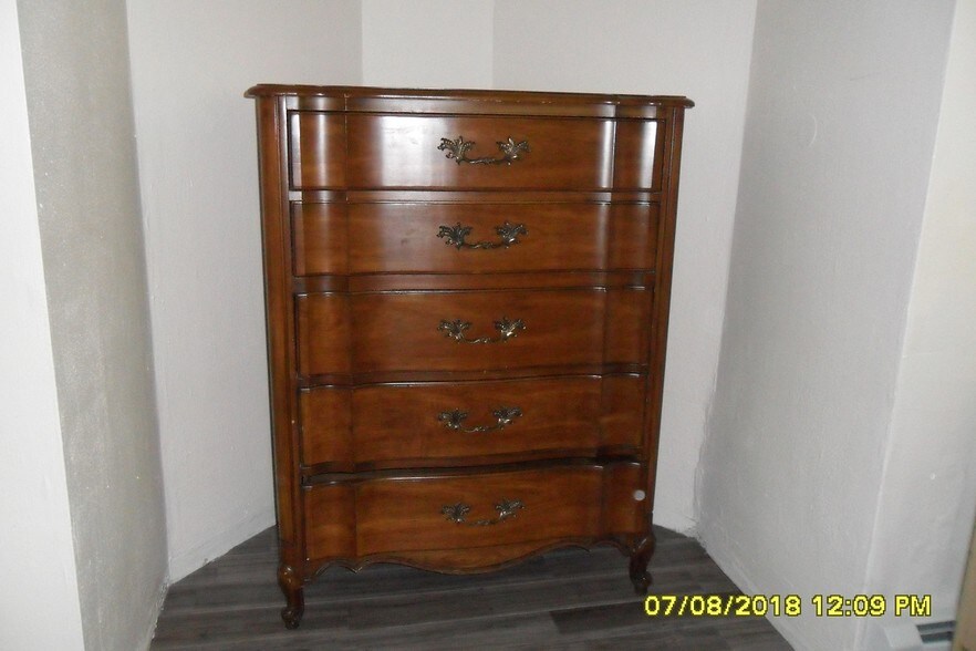 Apt 1 - BR 1 dresser - 523 E State St
