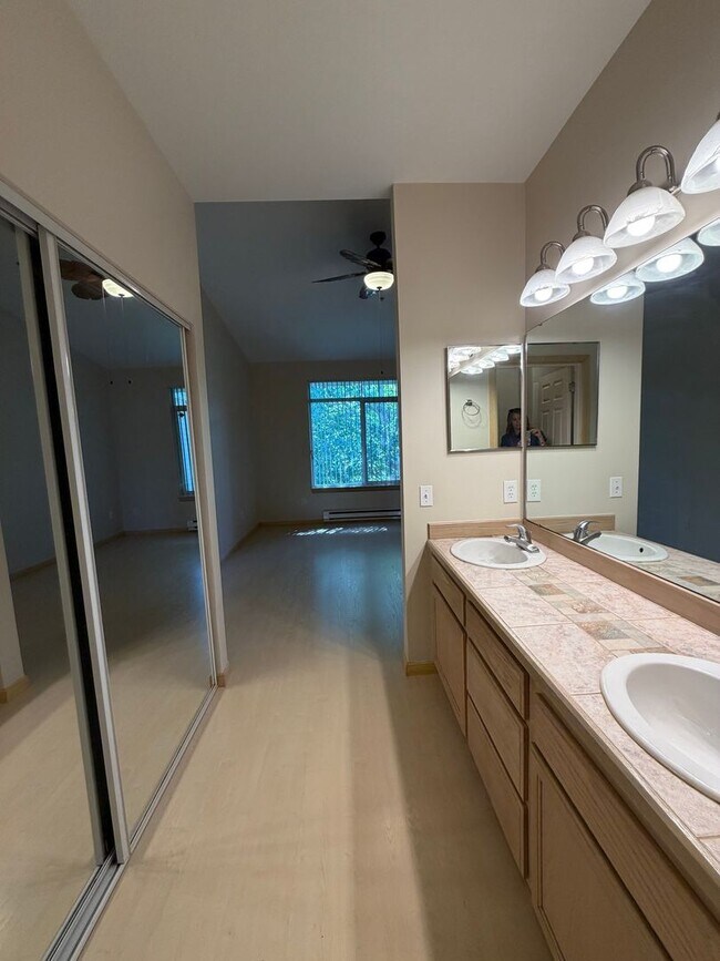 Building Photo - Spacious Mukilteo Nantucket Home Backing to a Peaceful Greenbelt