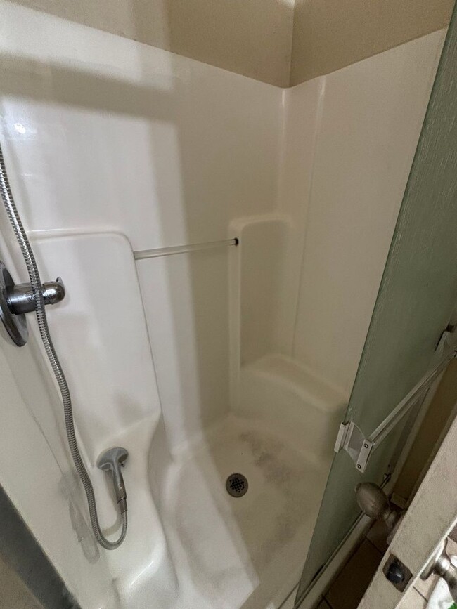 Building Photo - 4 Bedroom Townhome Near UNC - Available Au...