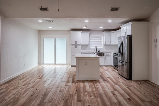 Building Photo - 282 Vista Hermosa