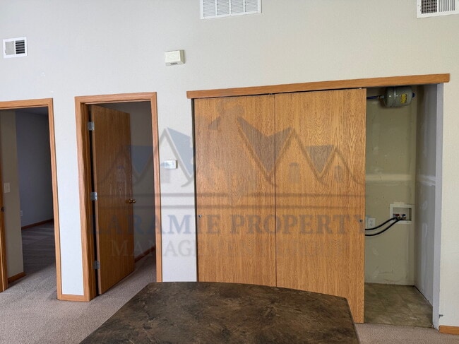 Building Photo - 3 Bed 2 Bath Condo