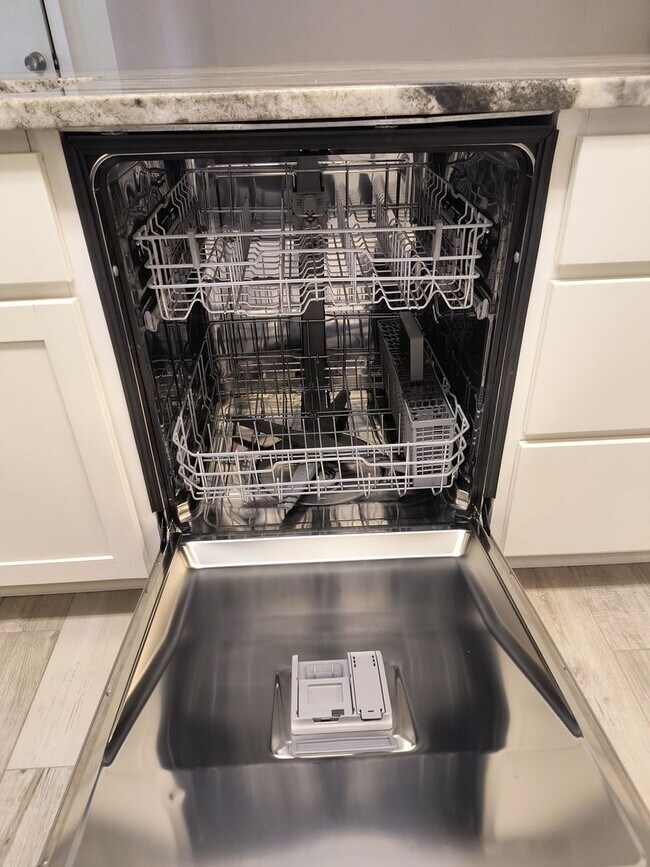 Building Photo - WONDERFUL 2 Bedroom 1.5 Bathroom condo