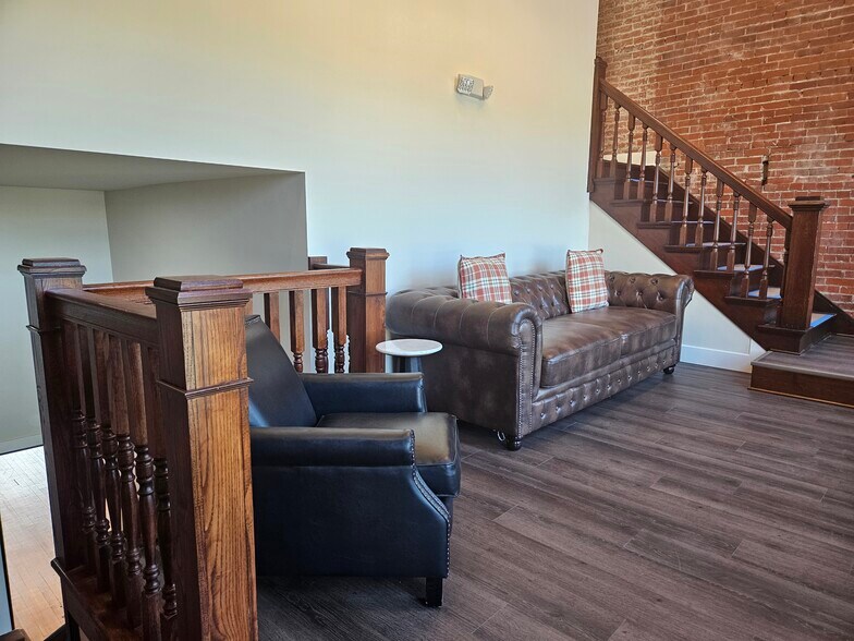 Building Photo - 9 S Main St