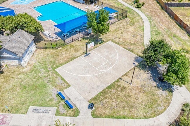 Building Photo - 18420 Dry Brook Loop