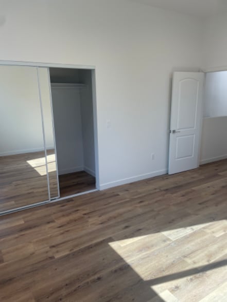 Building Photo - 4927 1/2 Kester Ave