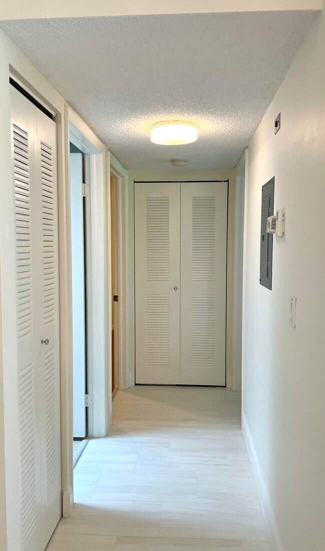 Building Photo - 5130 Las Verdes Cir