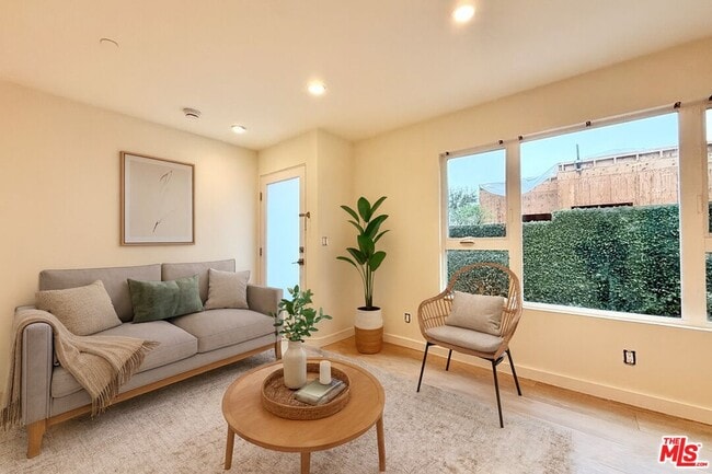 Building Photo - 3245 Drew St