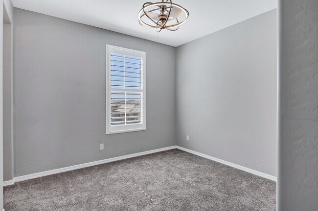 Building Photo - Spacious 5 Bedroom Home for Rent in East Mesa