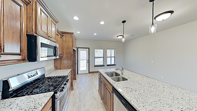 Building Photo - Very Nice 4 Bedroom 2 Bath Home in Yukon Schools