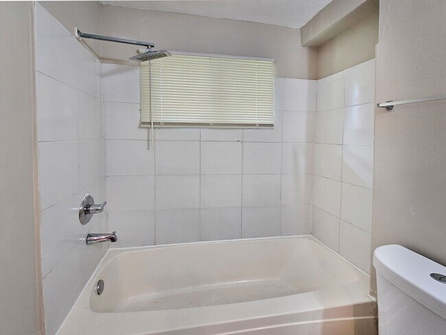 Building Photo - 2/1 Duplex Near Hank Aaron Dr - Housing Vo...