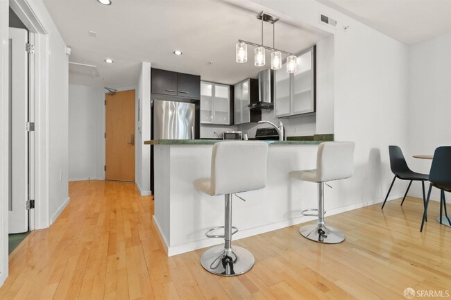 Building Photo - Stylish 1BD/1BA Condo in SOMA/South Beach