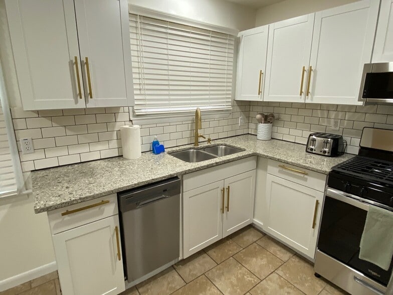 Kitchen - 419 E Locust St