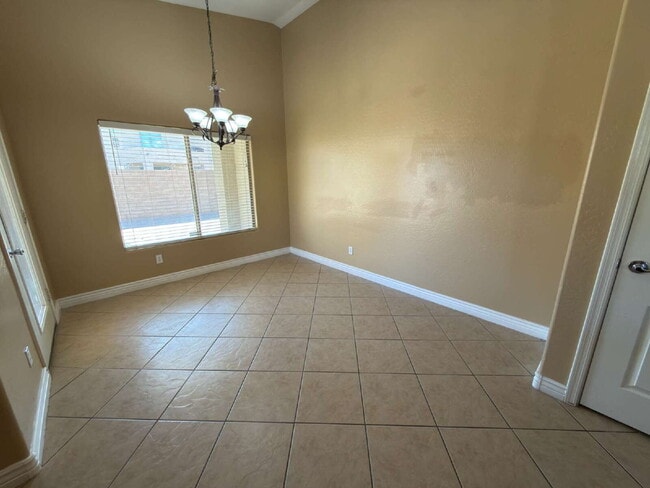 Building Photo - "Charming 3-Bedroom Oasis with 2 Baths and 1,711 Sq Ft of Comfort in Phoenix!"