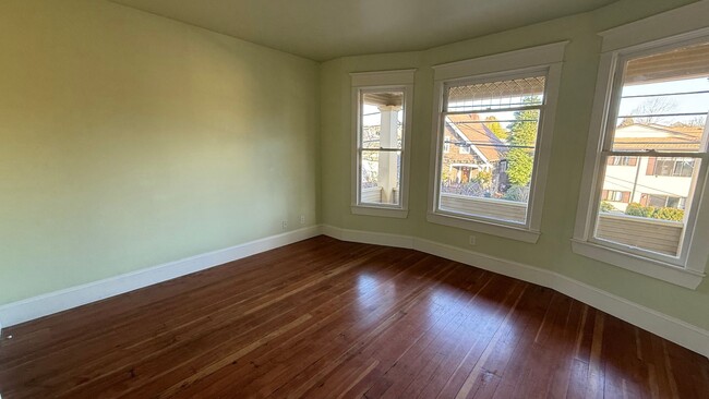 Building Photo - 3 bed 1 bath 1902 historic PDX original SE...