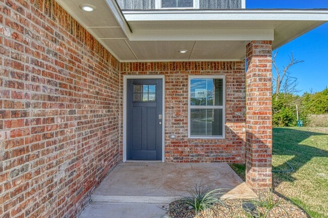 Building Photo - Brand New Construction! Lawn care included!