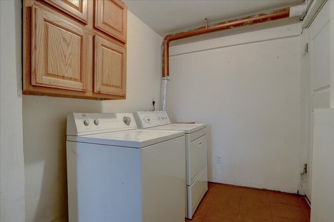 Building Photo - 2 bedroom 1 bathroom- lower unit