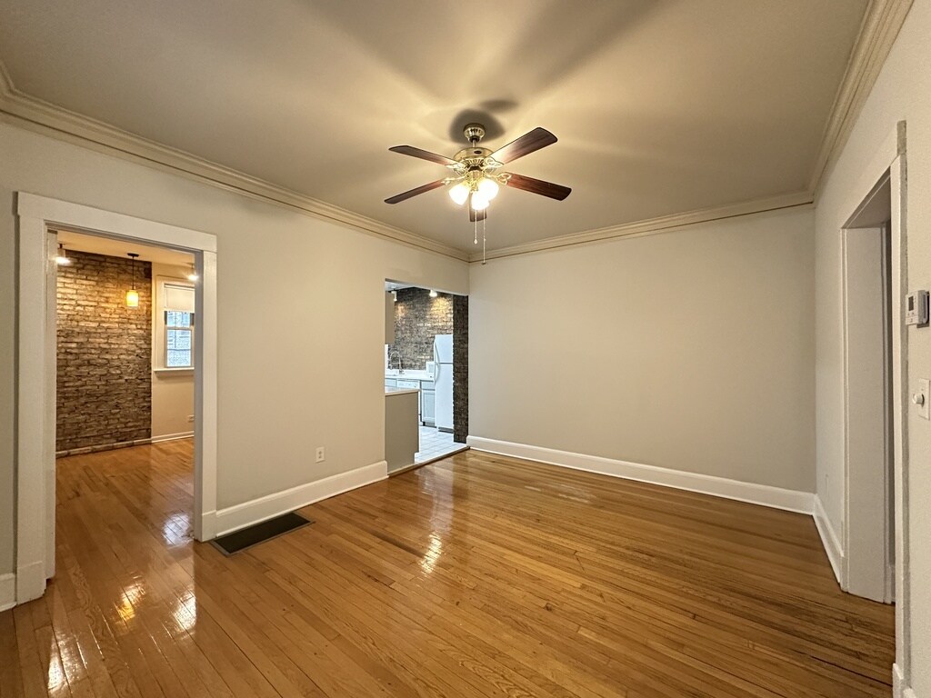 Building Photo - 4118 N Clarendon Ave