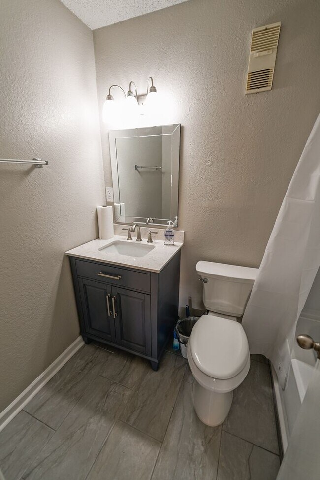 Building Photo - Cozy 1 bedroom 1 bathroom within walking d...