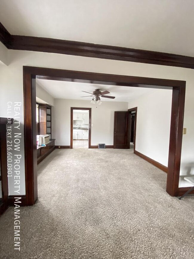 Building Photo - 8225 Rosewood Ave