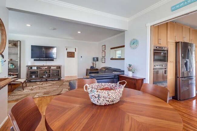 Building Photo - ***VACATION HOME AVAILABLE FROM MAY 15TH- OCTOBER 31ST*** MONTH TO MONTH