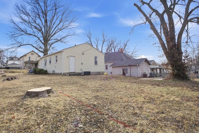 Building Photo - Updated 2 Bed, 1 Bath Home with Modern Finishes & Off-Street Parking