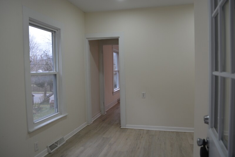 Building Photo - 330 E Main St