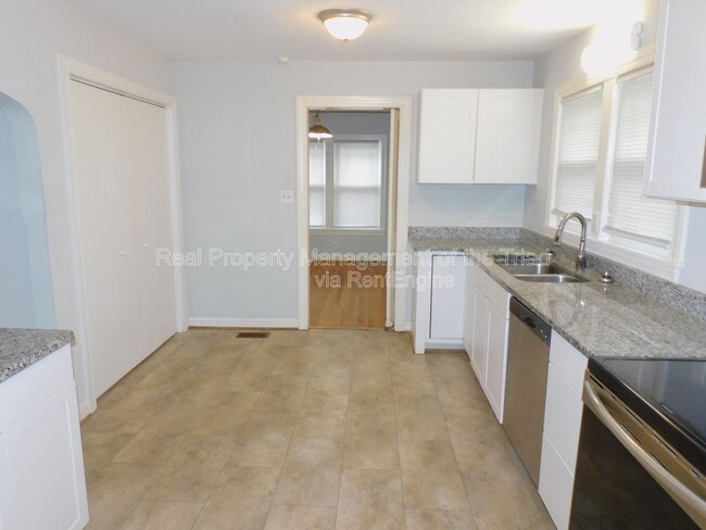 Building Photo - 3713 N Cherry St