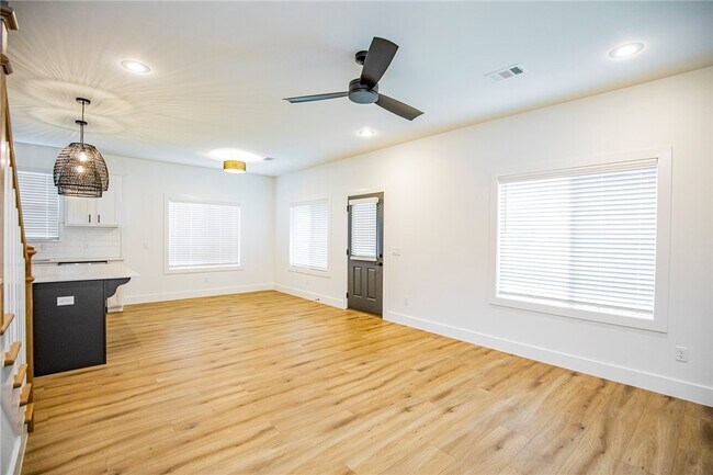 Building Photo - 715 N Mt Olive St