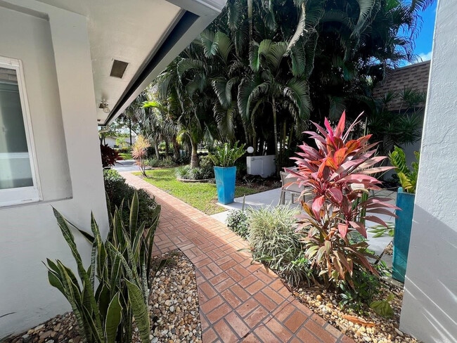 Building Photo - 4021 N Cypress Dr