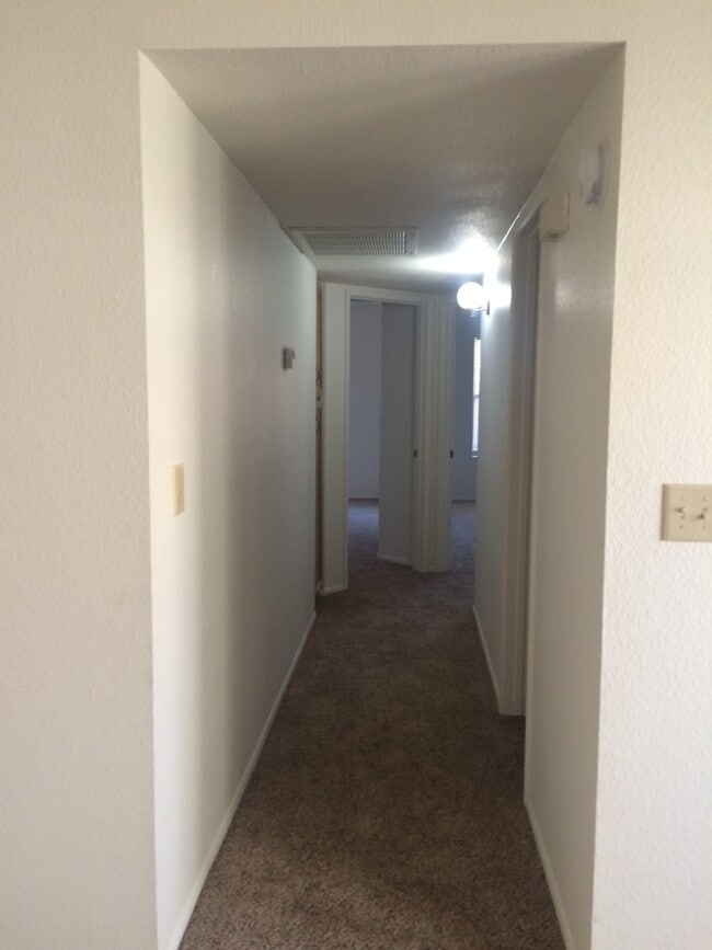 Building Photo - Beautiful 55+ Ahwatukee neighborhood spaci...