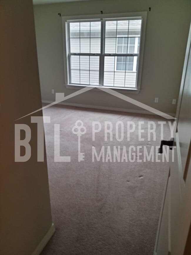 Building Photo - Beautiful 3 Bedroom Condo with a Lake View!